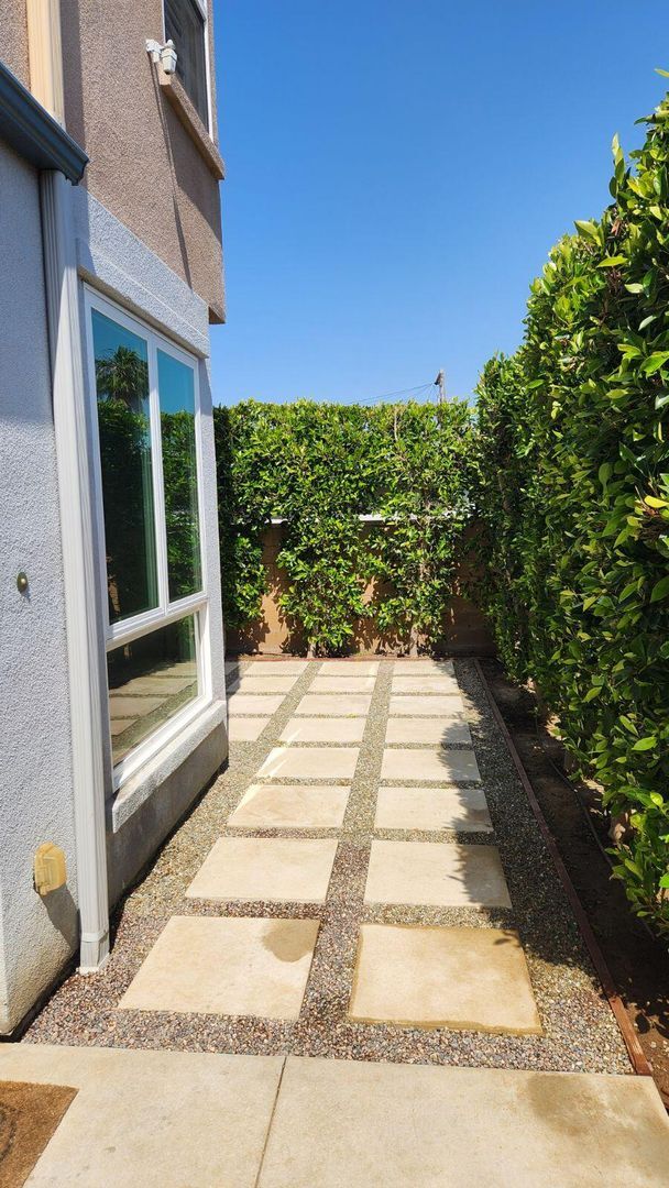 Building Photo - Modern 3 Bed/ 4 Bath, Detached, Private Dr...