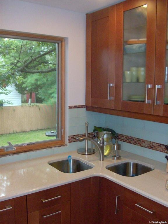 Building Photo - 570 Church Ave