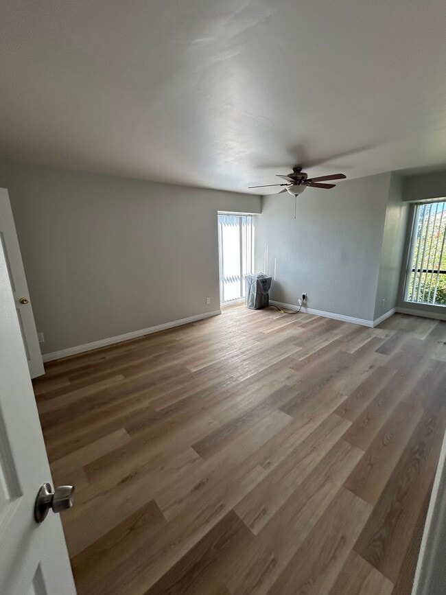 Building Photo - Remodeled Large Upstairs 2 Bedroom/1 Bath ...