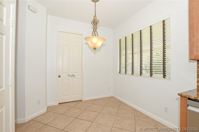Building Photo - 2206 SW Cape Cod Dr