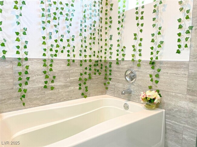 Building Photo - 1932 Hassett Ave