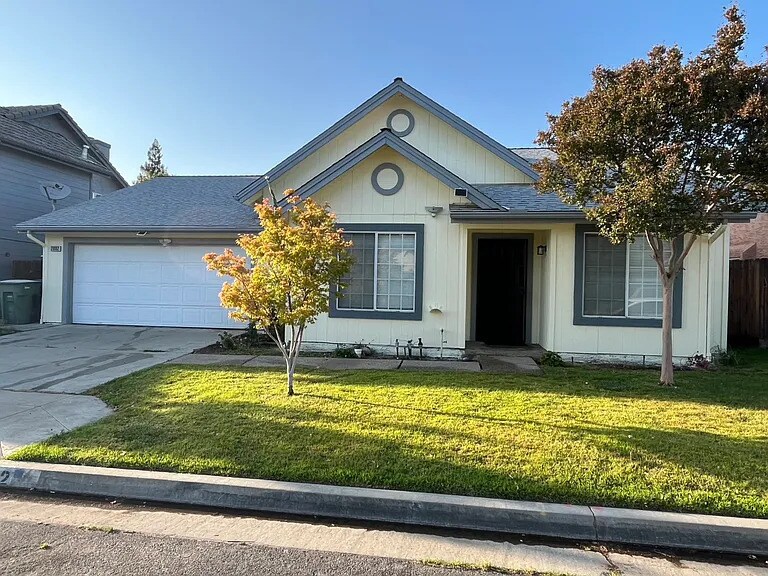 Primary Photo - 2082 E Minarets Ave