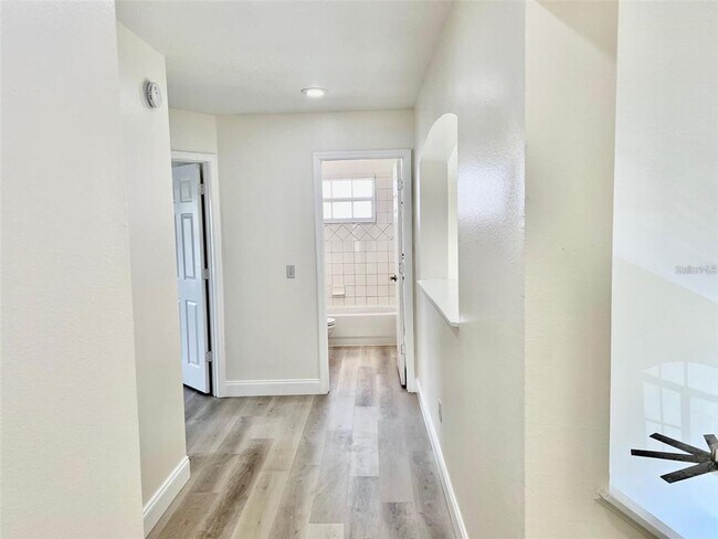Building Photo - 844 W Charing Cross Cir