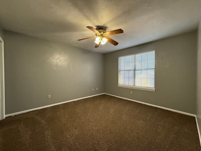 Building Photo - 2/2 in NE Tallahassee with a fenced yard!