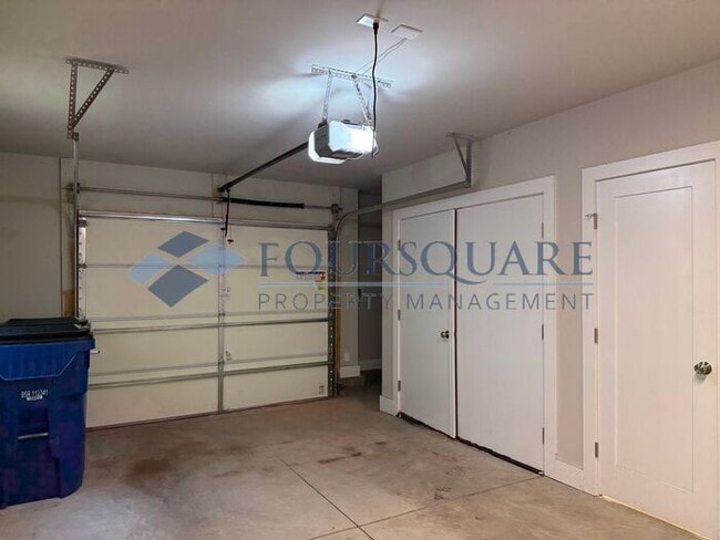 Building Photo - Beautiful  3-Bed / 3.5-Bath End-Unit Townhome with Rooftop Patio, Skyline Views & Climate-Control...
