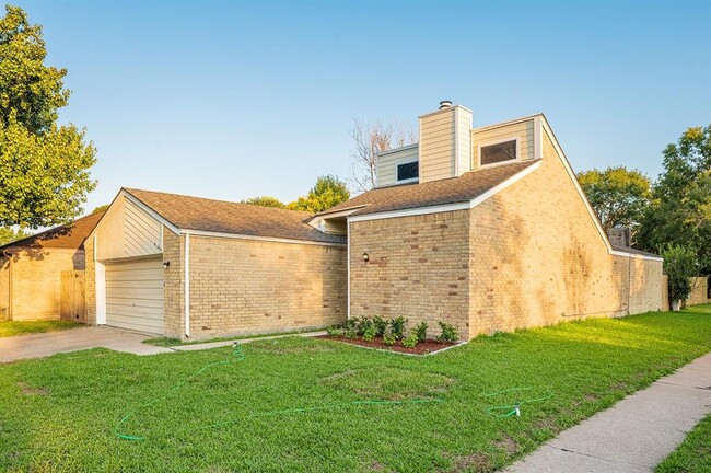 Building Photo - 12002 N Fairhollow Ln