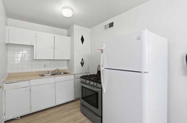 Building Photo - 3912 Kemp Ave