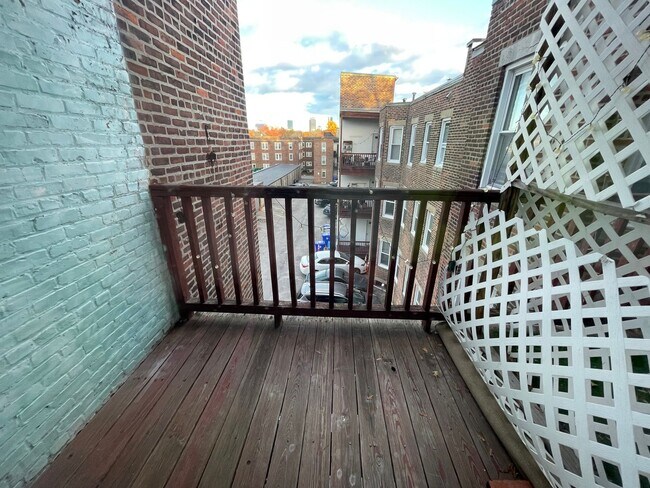 Building Photo - 73 Thatcher St