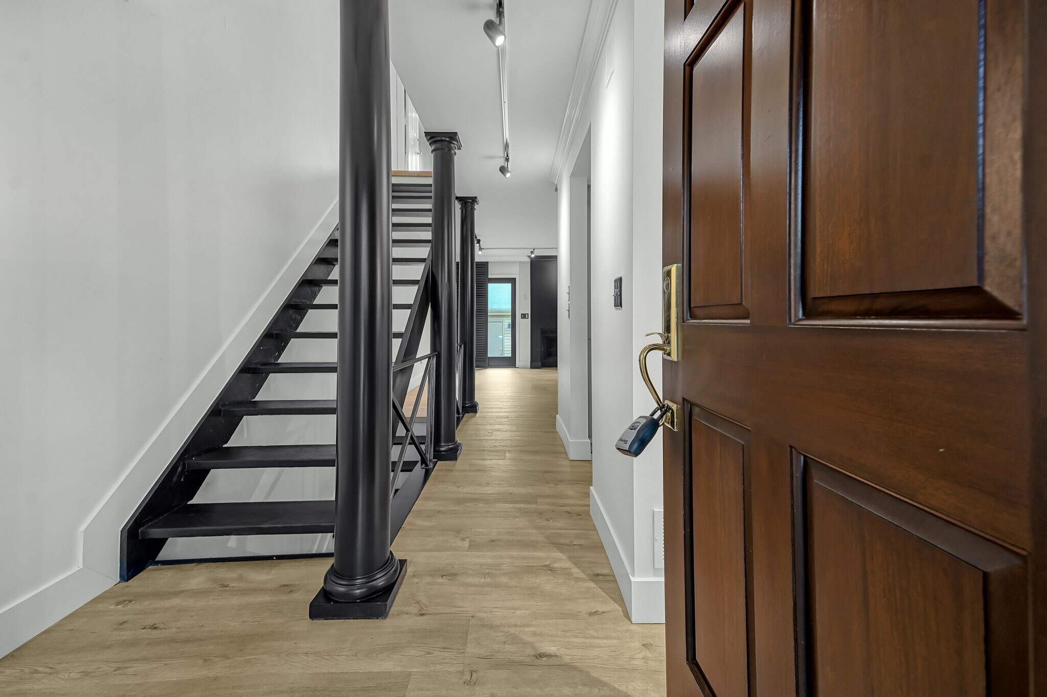 Building Photo - 992 Neil Ave