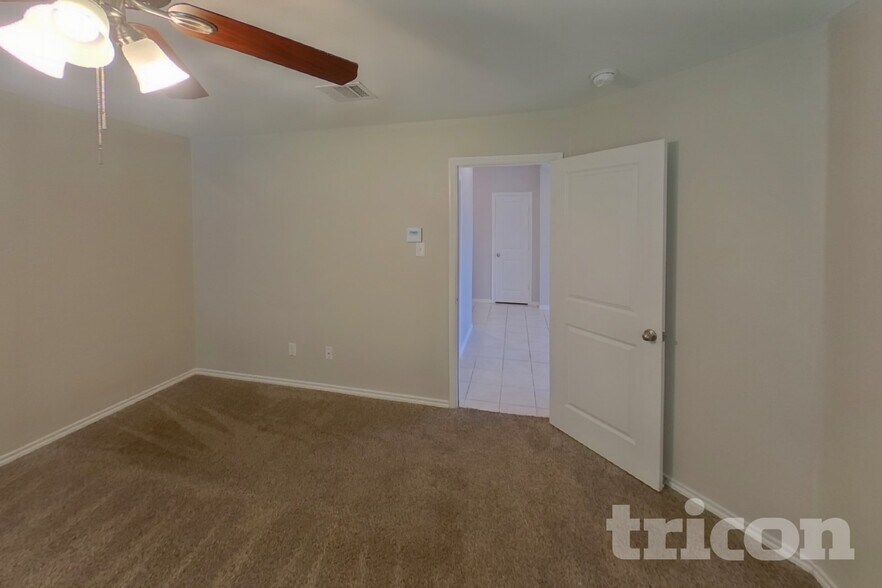 Building Photo - 1002 Meadow Wood Ln