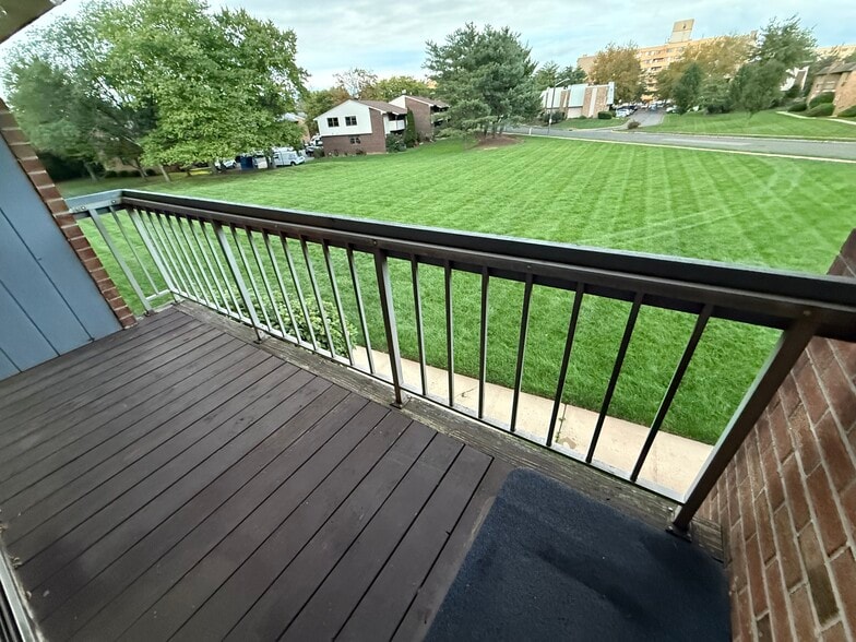 Building Photo - 807 Eves Dr