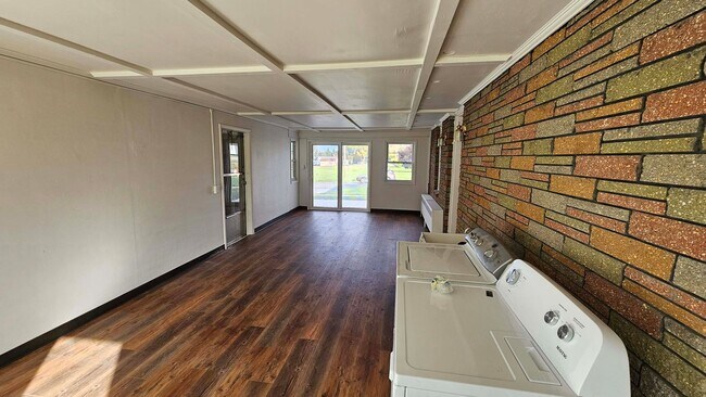 Building Photo - Large 3 Bedroom on Two Acres!