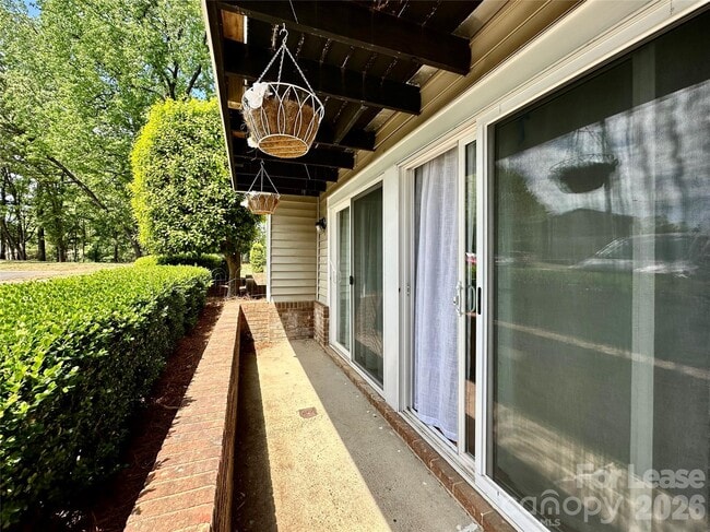 Building Photo - 1645 Arlyn Cir