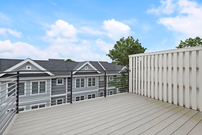 Building Photo - 10 Hallet St