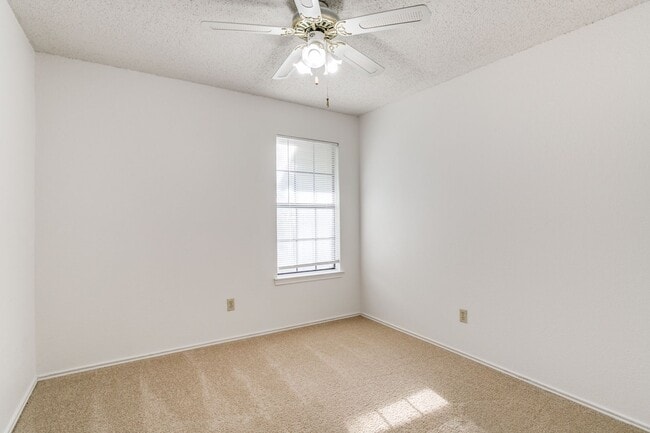 Building Photo - 3 Bedroom Duplex in Coppell – Private Back...