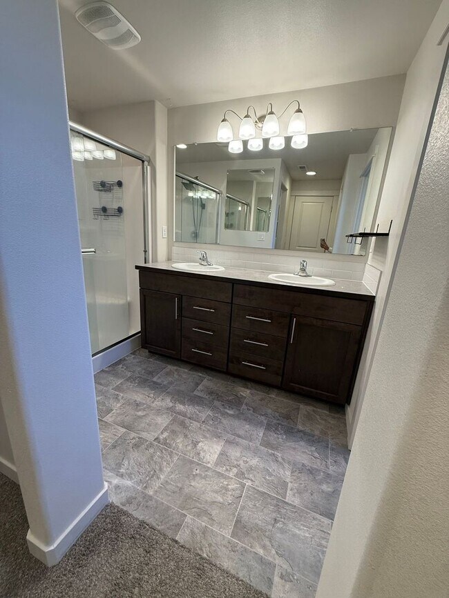 Building Photo - 3 Bedroom / 2 Bathroom in NW Redmond OR