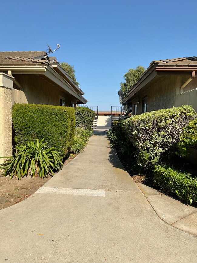 Building Photo - "Discover Coastal Living: Spacious 3-Bed, 2-Bath Townhouse