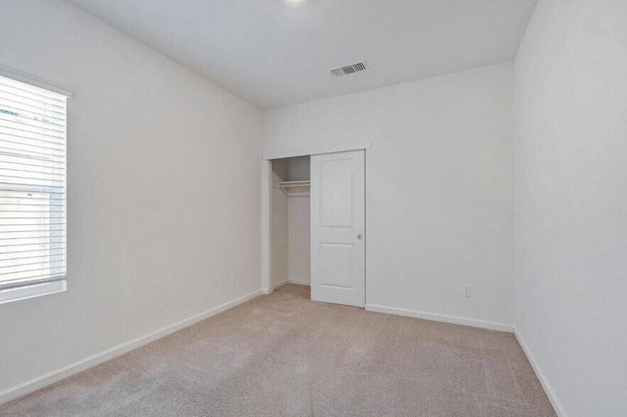 Building Photo - 830 Holdenhurst Ln