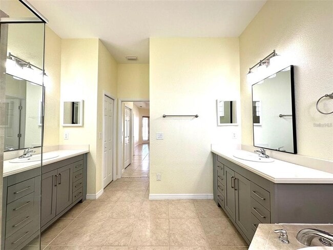 Building Photo - 9423 Rosebud Cir