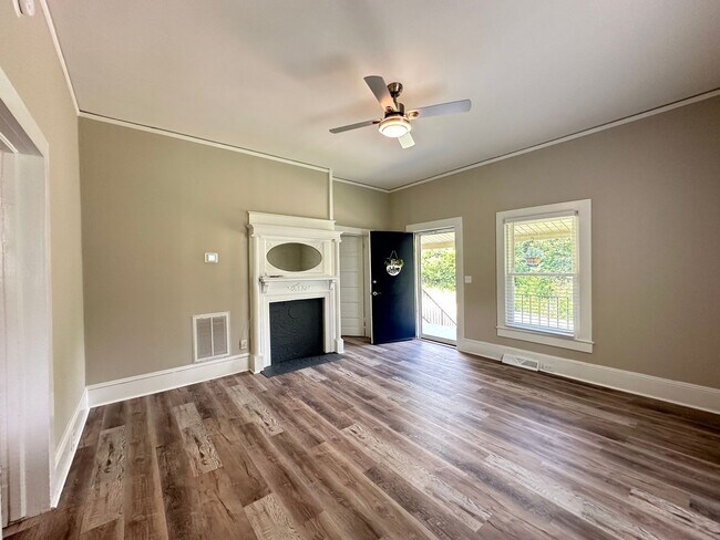 Building Photo - Beautifully Renovated 2 Bedroom 1 Bathroom...