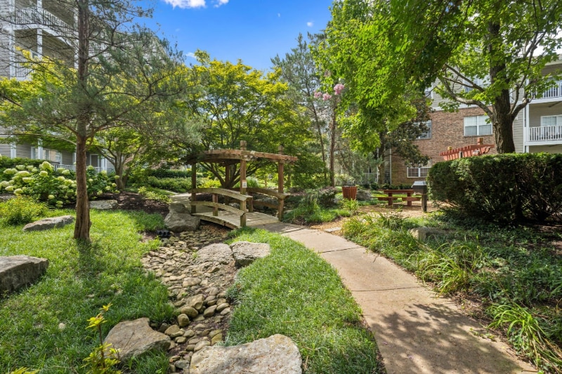 Building Photo - 2025 Woodmont Blvd