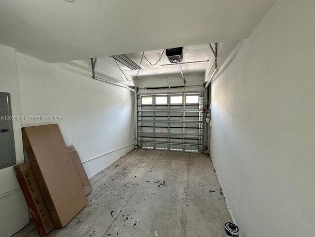 Building Photo - 722 NE 15th Ave
