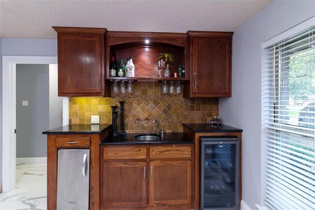 Building Photo - 1021 Villa Siete
