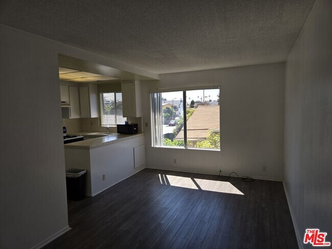 Building Photo - 1233 Tamarind Ave