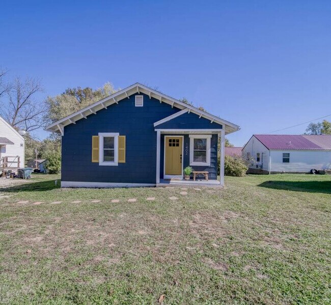 Building Photo - 1402 Iowa St