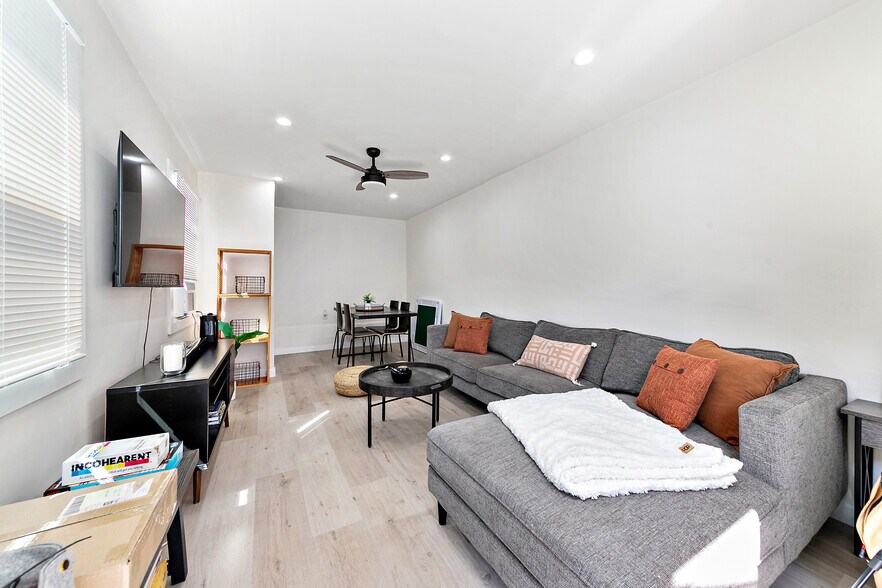 Bonus Room next to 1 car garage - 2547 Piedmont Ave