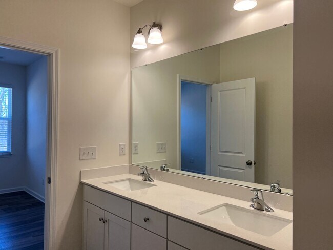 Building Photo - $1,000 Off First Full Month Rent
