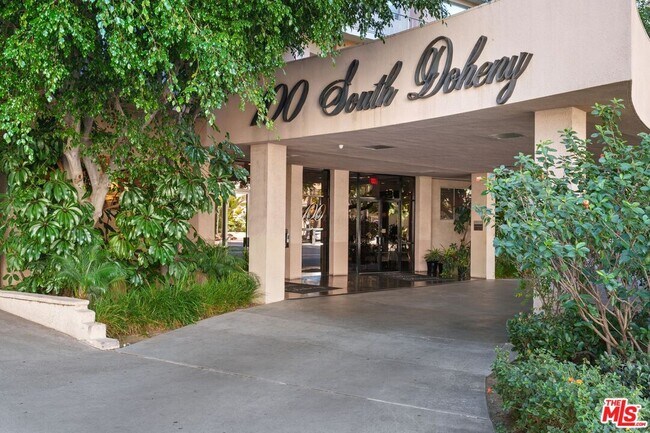 Building Photo - 100 S Doheny Dr