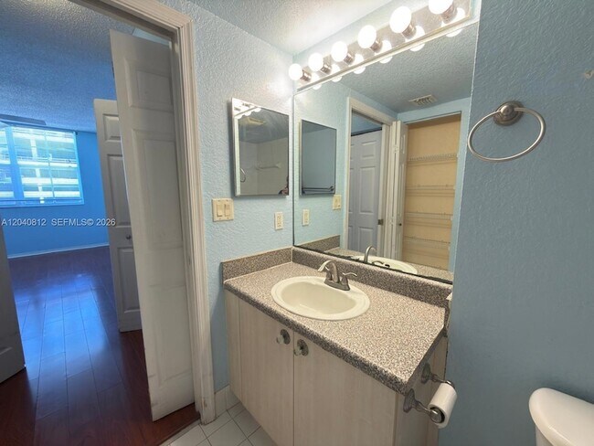 Building Photo - 1801 N Flagler Dr
