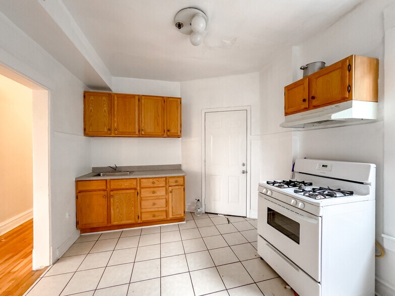 Building Photo - 5000 N Sawyer Ave