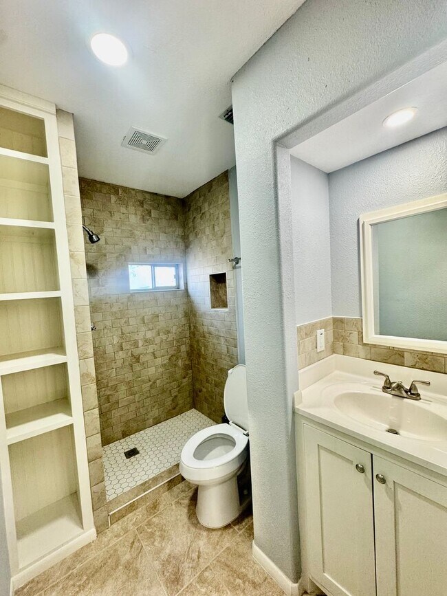 Building Photo - New Rental! Updated 2-bedroom located in a Southside Neighborhood!