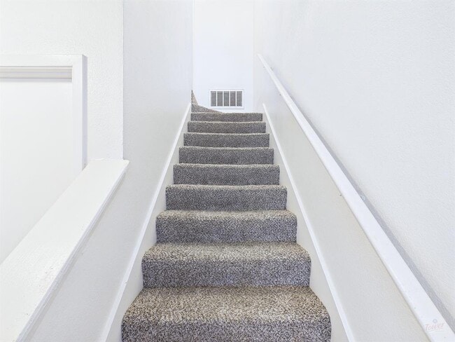 Building Photo - 8502 Lyndon Ln