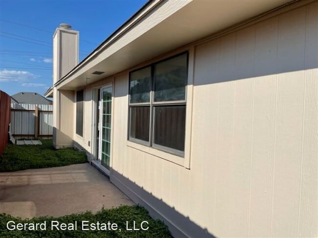 Building Photo - 3833 Rebecca Ln