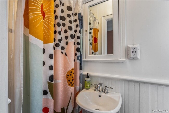 Building Photo - 38-30 Douglaston Pkwy