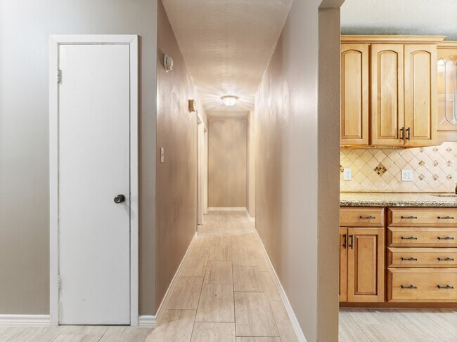 Building Photo - 2208 Gontier Dr