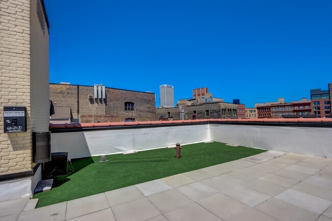 Building Photo - 226 N Water St