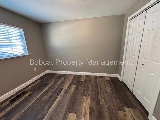 Building Photo - 2066 Southridge Ct