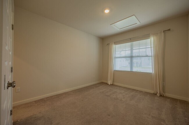 Building Photo - 1071 Ross Farms Blvd