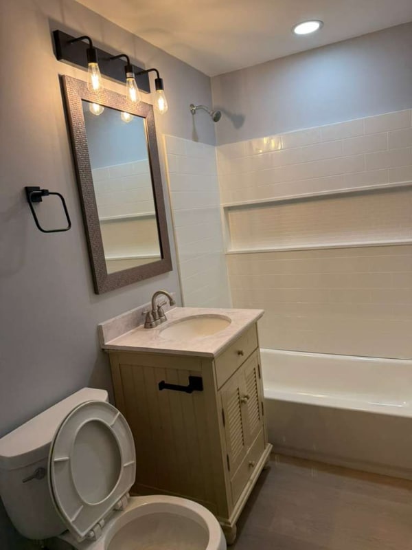 Building Photo - 1379 River Dr