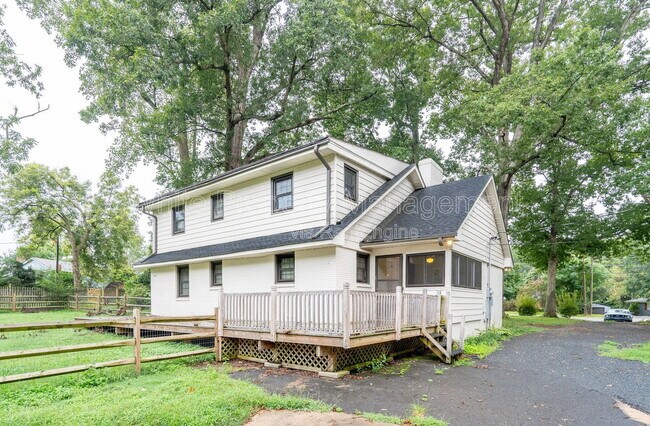 Building Photo - 12013 Idlewild Rd