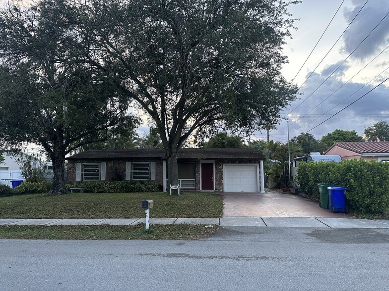 Primary Photo - 1841 SW 46th Ave