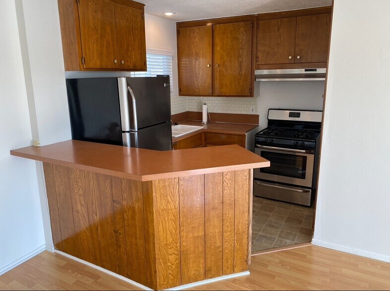 kitchen and bar counter - 155 Rochester St