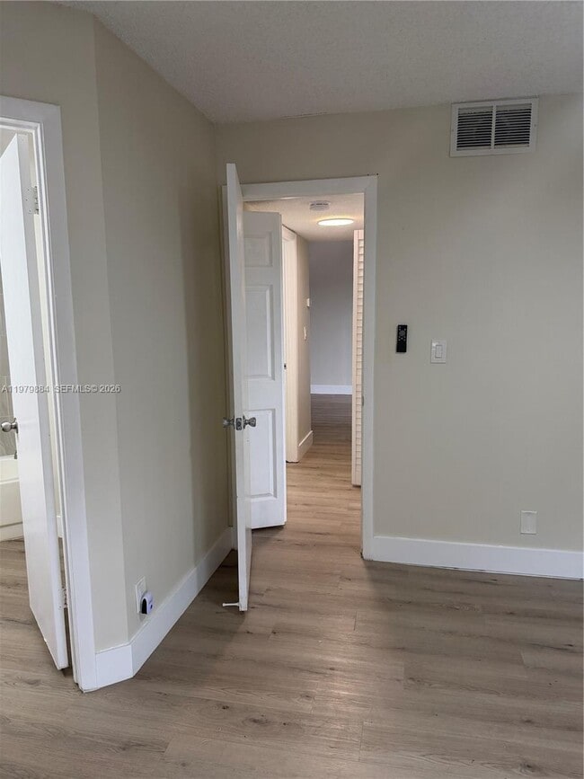 Building Photo - 215 Lake Pointe Dr