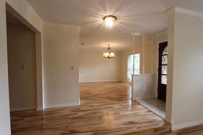 Building Photo - Lovely 4 Bedrooms / 2 Bathrooms / 2-Car Garage