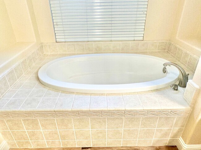 Building Photo - Stunning5 Bedroom North Fresno Granville