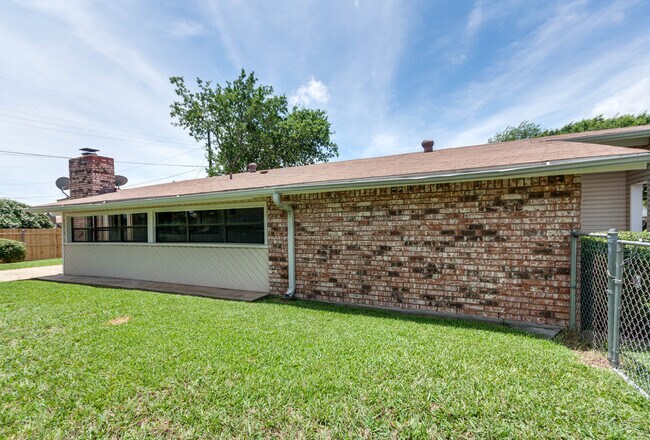 Building Photo - COMING SOON - FANTASTIC NORTH BEDFORD LOCATION